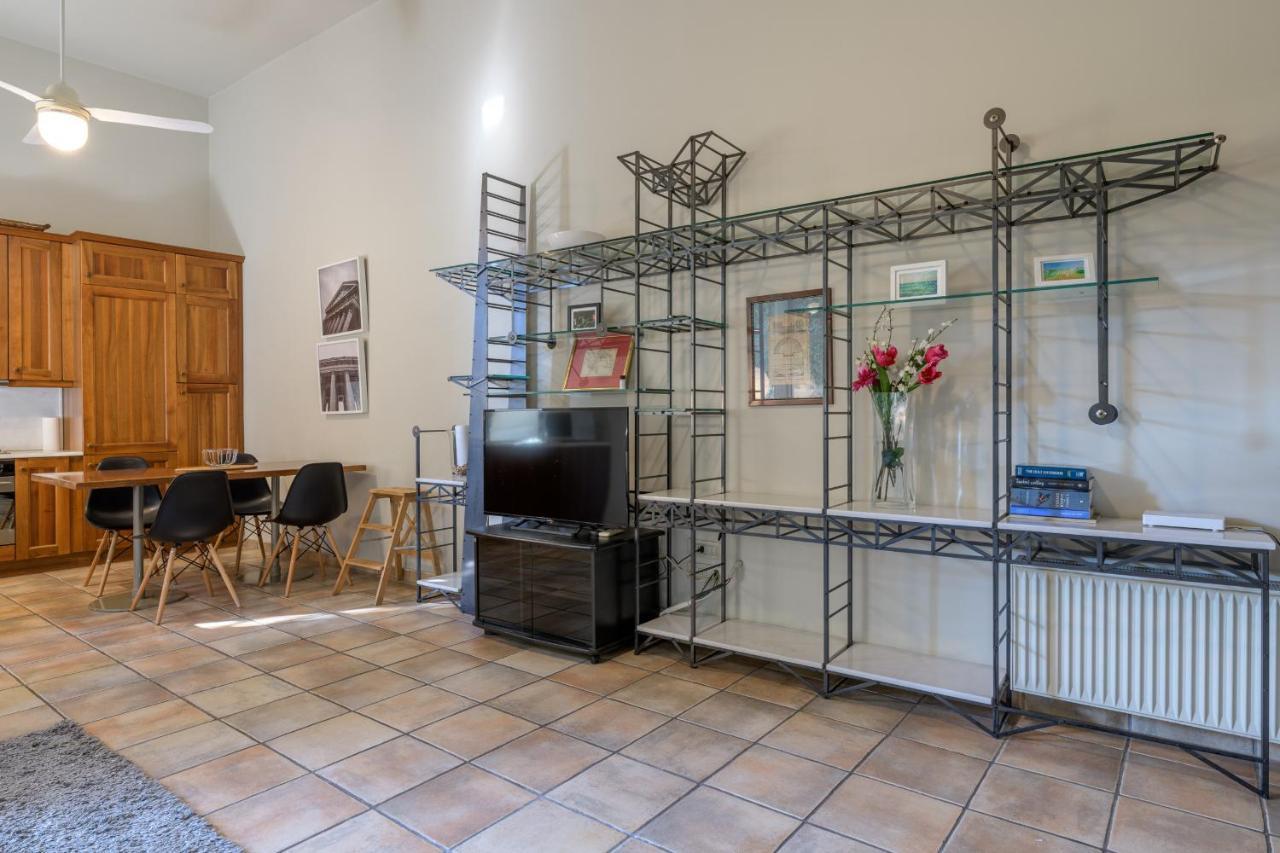 Вилла A Beautiful 2 Bdr House In The Heart Of Plaka Афины Экстерьер фото